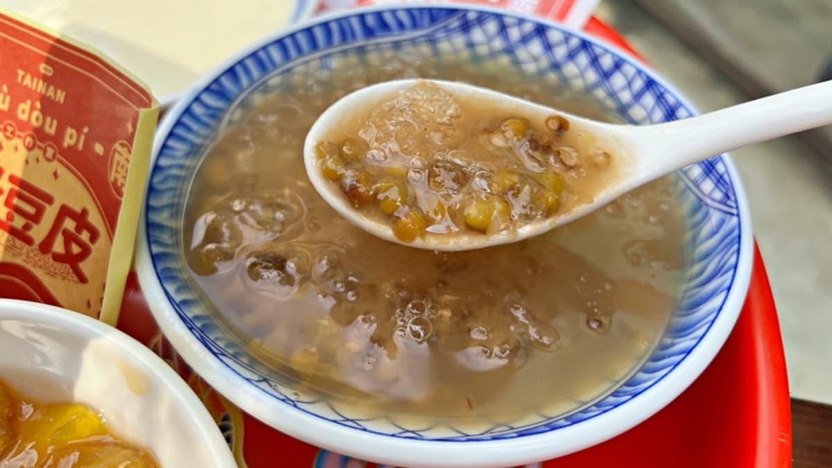 綠豆湯燉煮到非常軟綿，搭配小碎冰實在透心涼！（圖片來源：愛麗絲的吃不停人生）