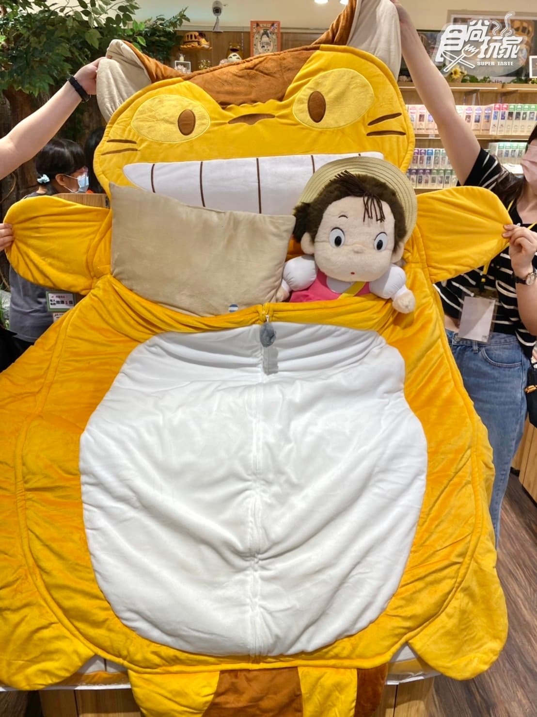 台中人先衝！「橡子共和國」台中中港店大改裝，巨大貓巴士睡袋、送龍貓杯墊