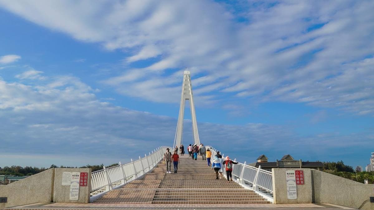情人橋是淡水漁人碼頭的行人跨港大橋。（圖片來源：凱的食尚日記）