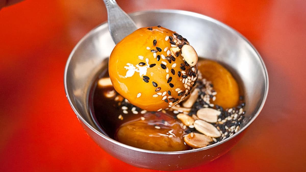一顆顆「牛汶水」泡在糖水裡就像牛在玩水一樣，因而取名。（圖片來源：黑哥桃繽紛假期）