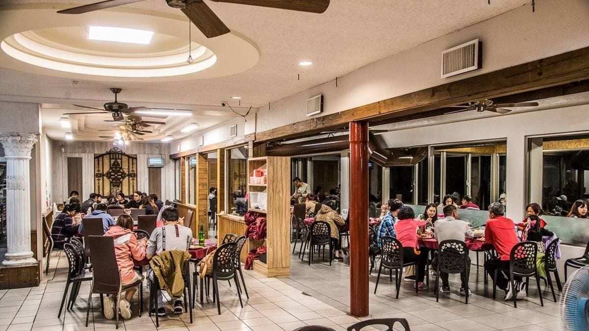 用餐環境寬敞，可容納團客，白天還可欣賞海景。（圖片來源：大手牽小手。玩樂趣）