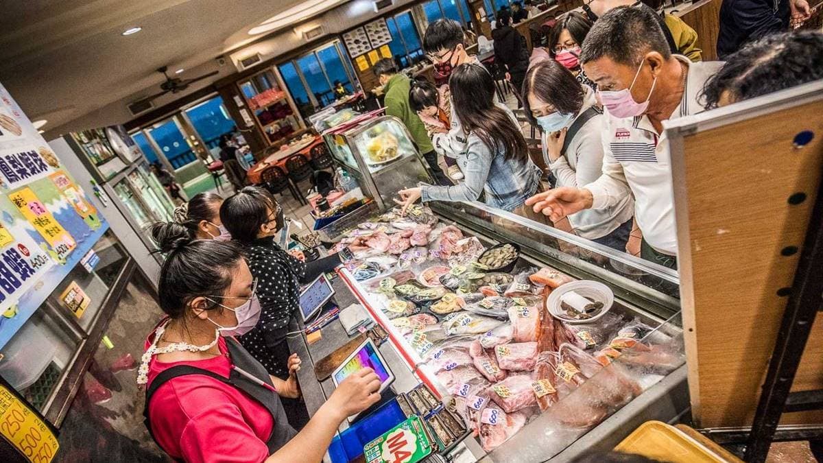 店內標榜價格公開透明的海鮮料理，所有海鮮都清楚標價，想吃什麼自己挑。（圖片來源：大手牽小手。玩樂趣）