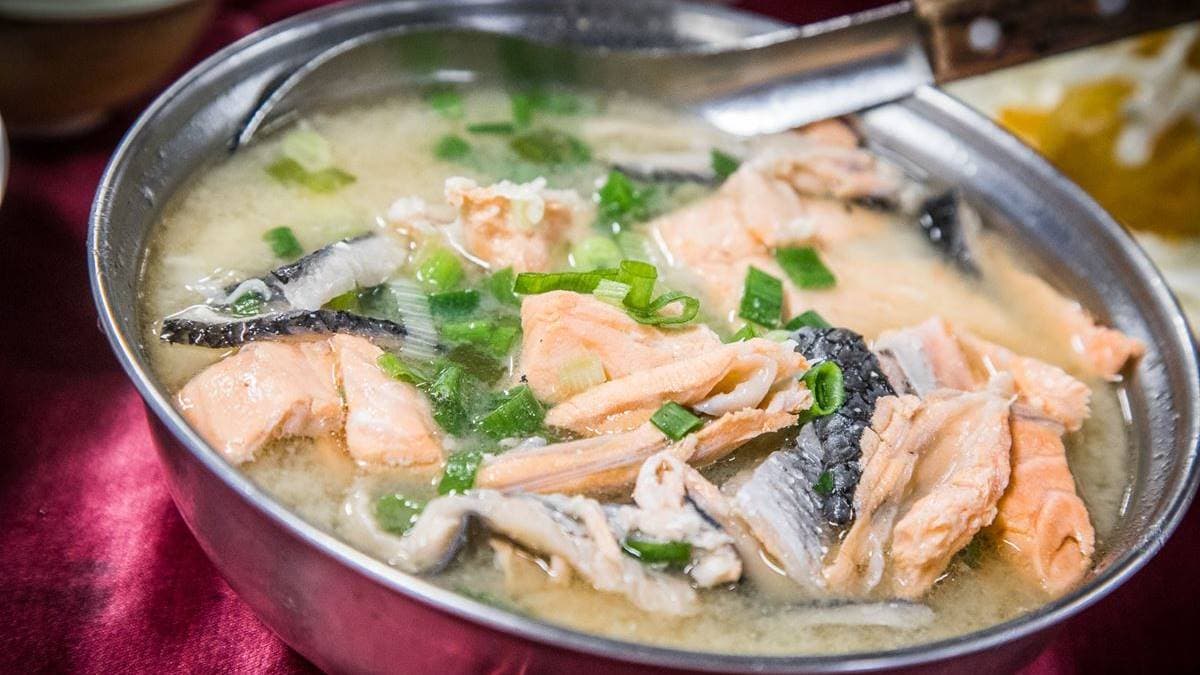 推薦必點「鮭魚肉骨湯」，肉量滿滿，魚骨油脂豐富，湯頭格外鮮美。（圖片來源：大手牽小手。玩樂趣）