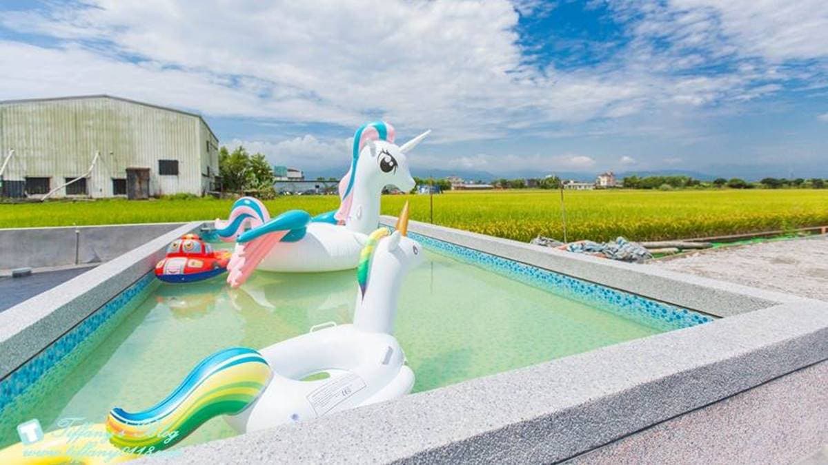 夏天非常適合玩水，而且民宿還貼心的準備各種可愛的泳圈和戲水道具。（圖片來源：小佳的幻想世界）
