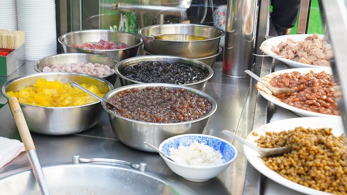 店裡的甜品配料很豐富，有紅豆、湯圓、花豆、芋圓等等。（圖片來源：美食好芃友）