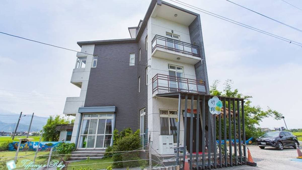 「竹跡庭園渡假會館」位於宜蘭，外觀是不規則的３層樓建築。（圖片來源：小佳的幻想世界）