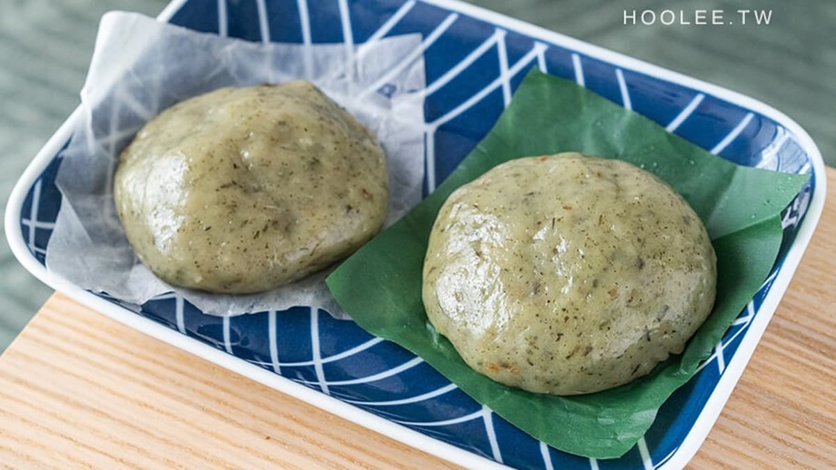 「草仔粿」使用鼠麴草製作，有分葷食及素食２種餡料。（圖片來源：虎麗笑嗨嗨）