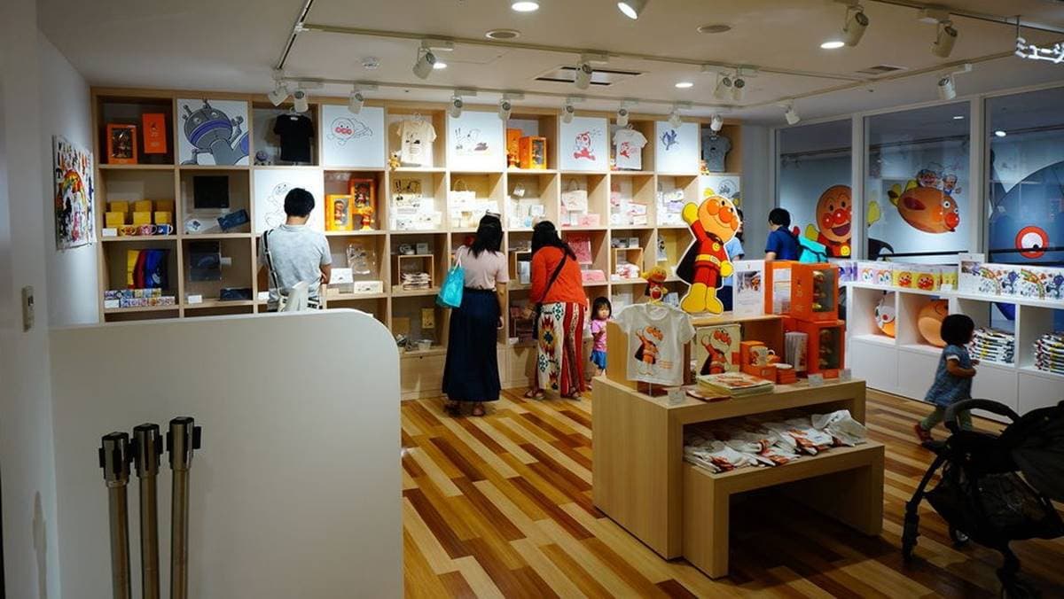 一進門就是周邊商品店，大人小孩都愛逛。（圖片來源：人生似迷路，迷路是人生）