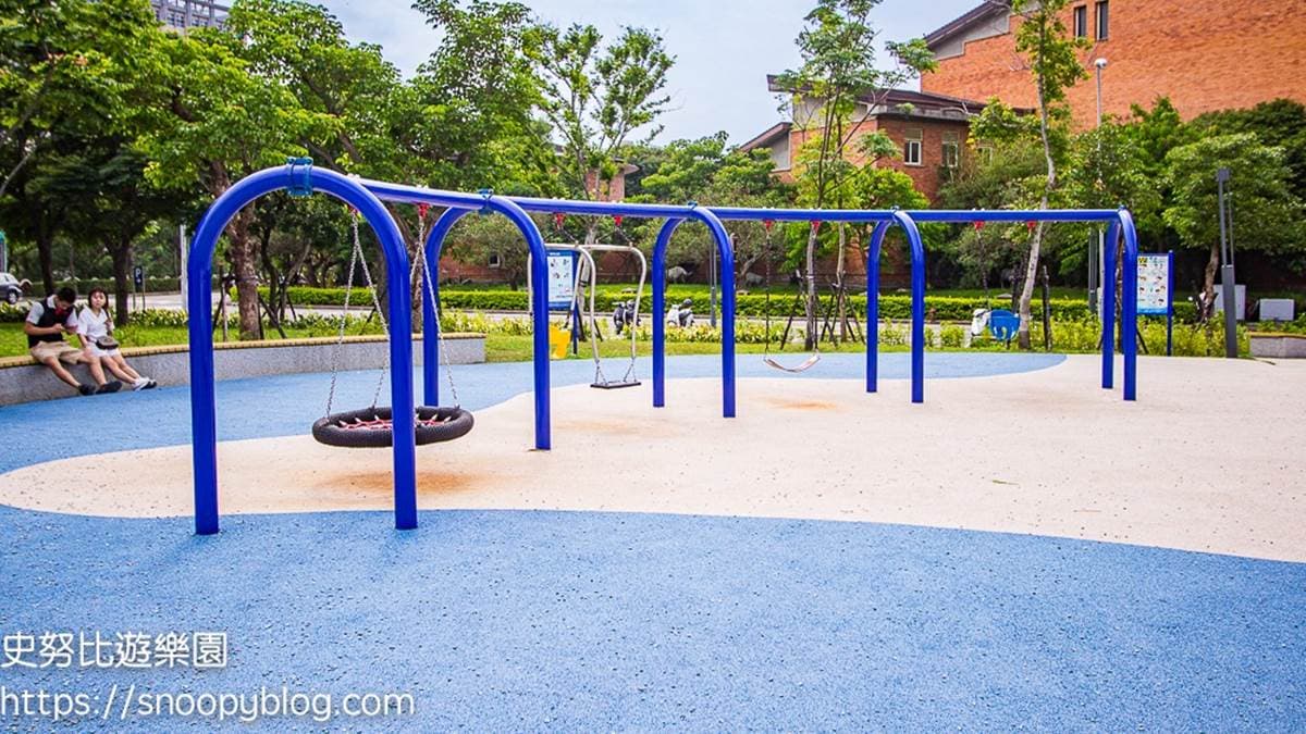公園設有４座不同功能的鞦韆，讓小朋友可以盡情玩。（圖片來源：史努比遊樂園）