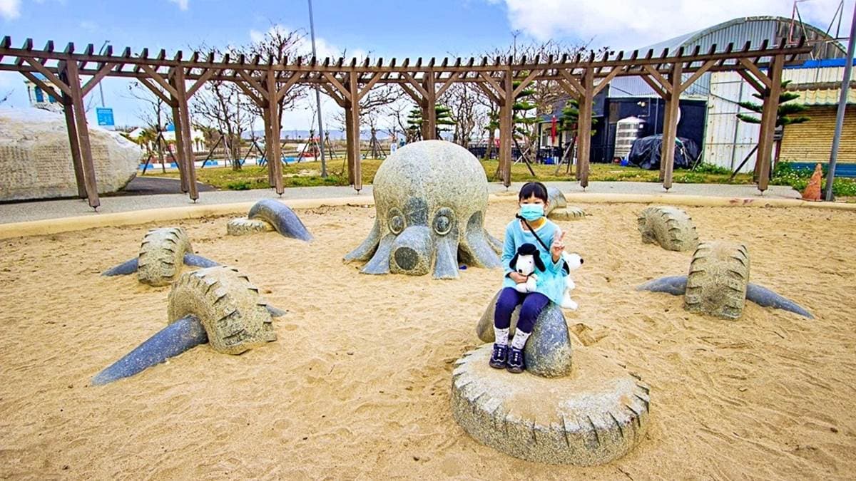 戲沙池有大章魚、大海龜、大螃蟹的造景陪伴小朋友玩沙。（圖片來源：史努比遊樂園）
