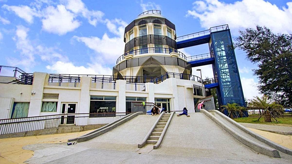 藍白色調的外觀非常好拍，很有異國感。（圖片來源：史努比遊樂園）