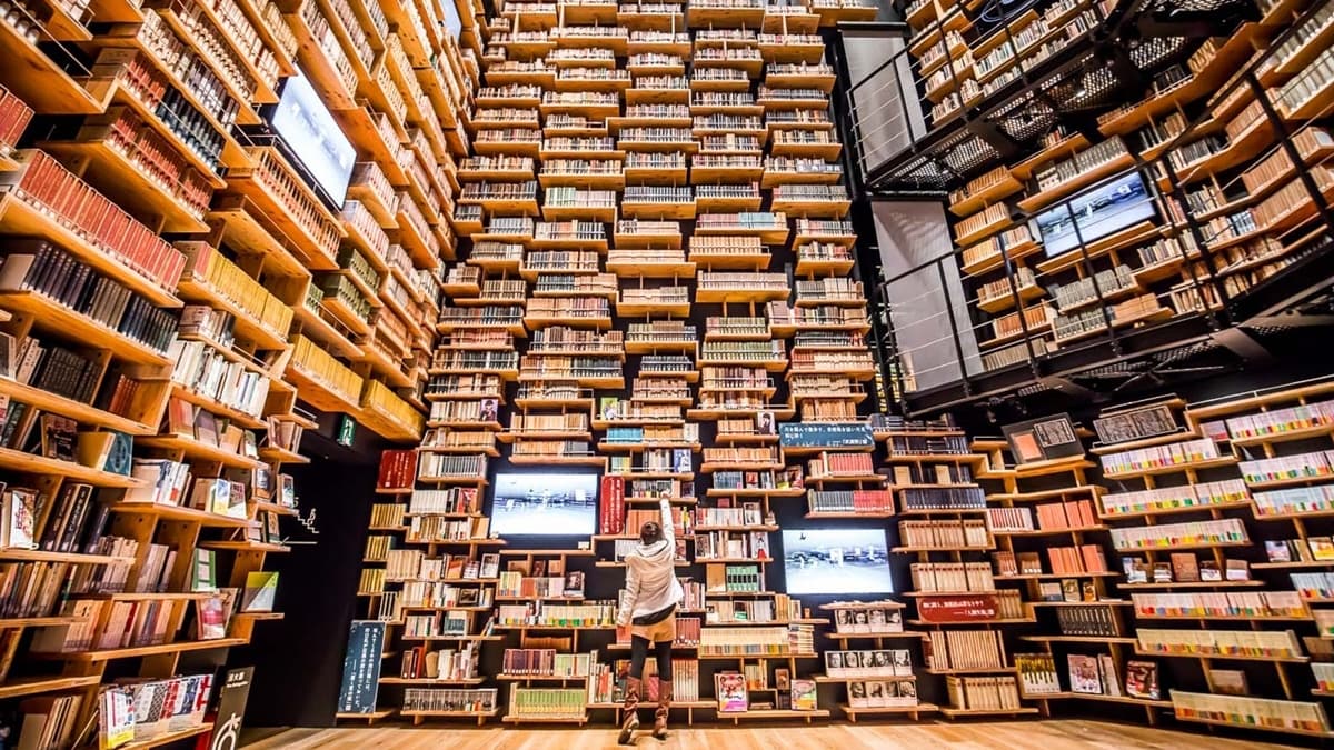必朝聖約８公尺高的巨型「書架劇場」，很像置身在電影中的奇幻場景。（圖片來源：大手牽小手玩樂趣）