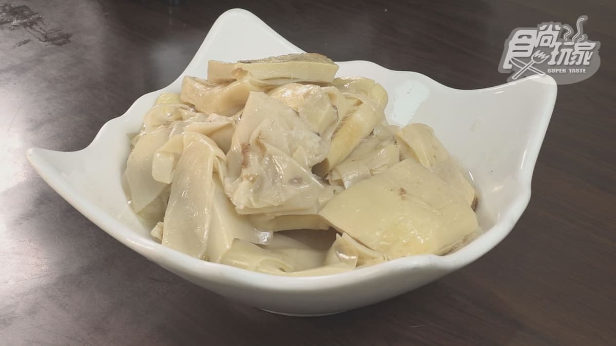 桂竹筍用雞油下去燜，吃起來很脆口還帶點酸筍的味道。