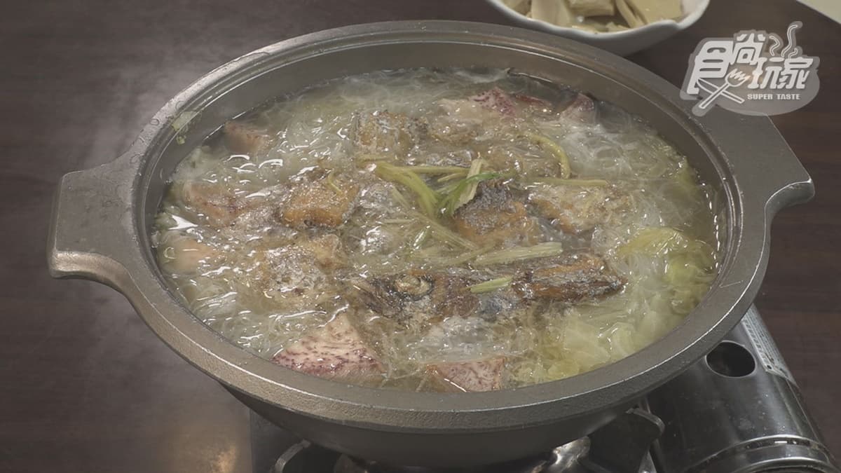 「白帶魚米粉湯」看起來很清淡，其實湯頭充滿白帶魚的油脂十分濃郁。
