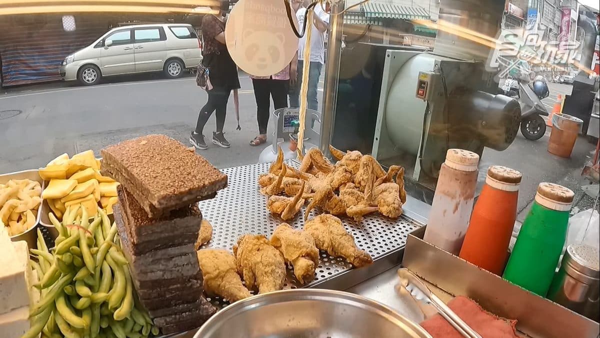 除了三角骨以外，這裡也有賣炸雞腿、米血、四季豆等。