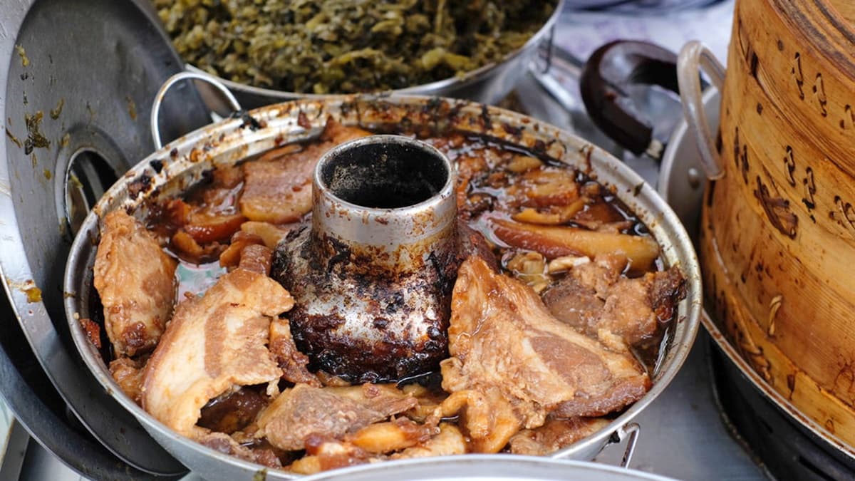 一大鍋肥瘦各半的三層肉，光看色澤就知道一定很夠味。（圖片來源：JJ.Hsu）