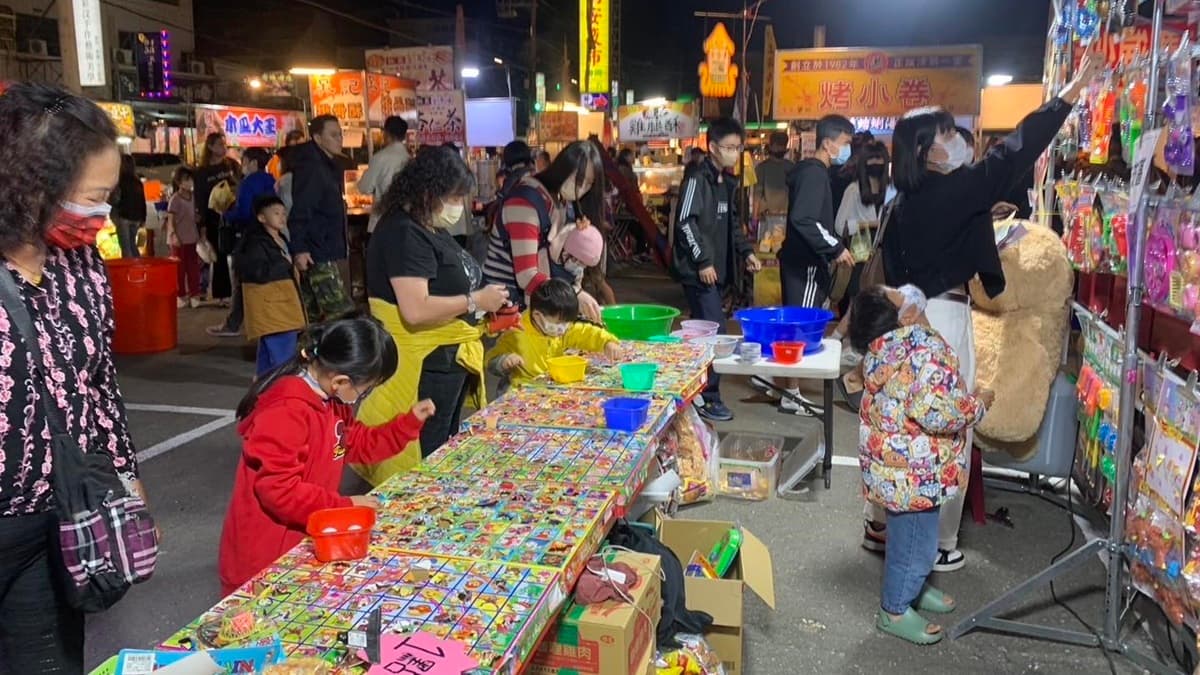 夜市推出遊戲攤位「套票價限定優惠」活動，一票玩到底只要800元。（圖片來源：新同安夜市）
