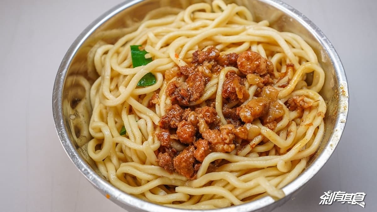 簡單的炒麵淋上肉燥，鹹香開胃。（圖片來源：剎有其食）