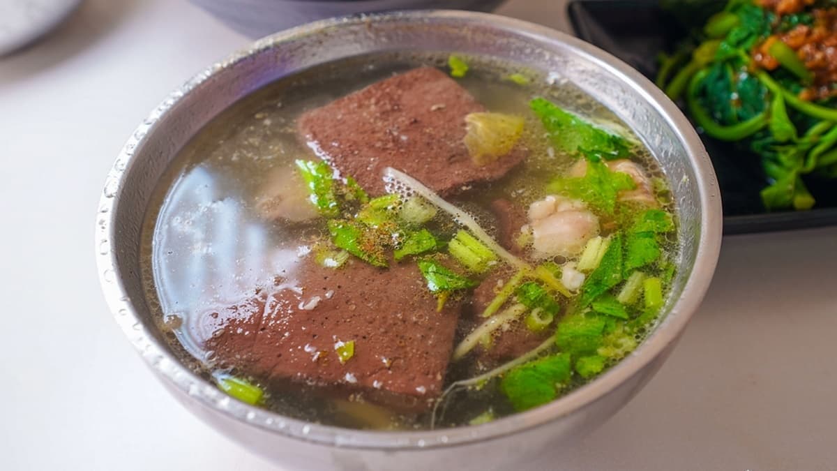 「綜合湯」湯頭是大骨湯加入酸菜，喝起來濃郁但不會覺得膩。（圖片來源：剎有其食）