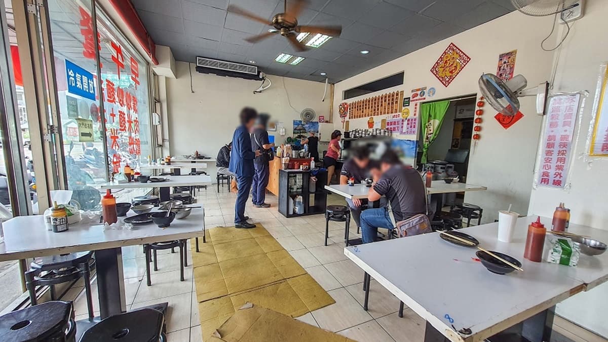 店內空間不算大，大約24個座位左右，外帶人潮經常要排隊。（圖片來源：剎有其食）