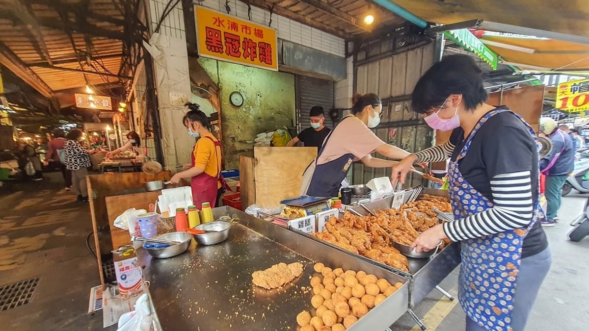 「黑冠炸雞」是台中水湳市場隱藏版超人氣炸雞。（圖片來源：剎有其食）