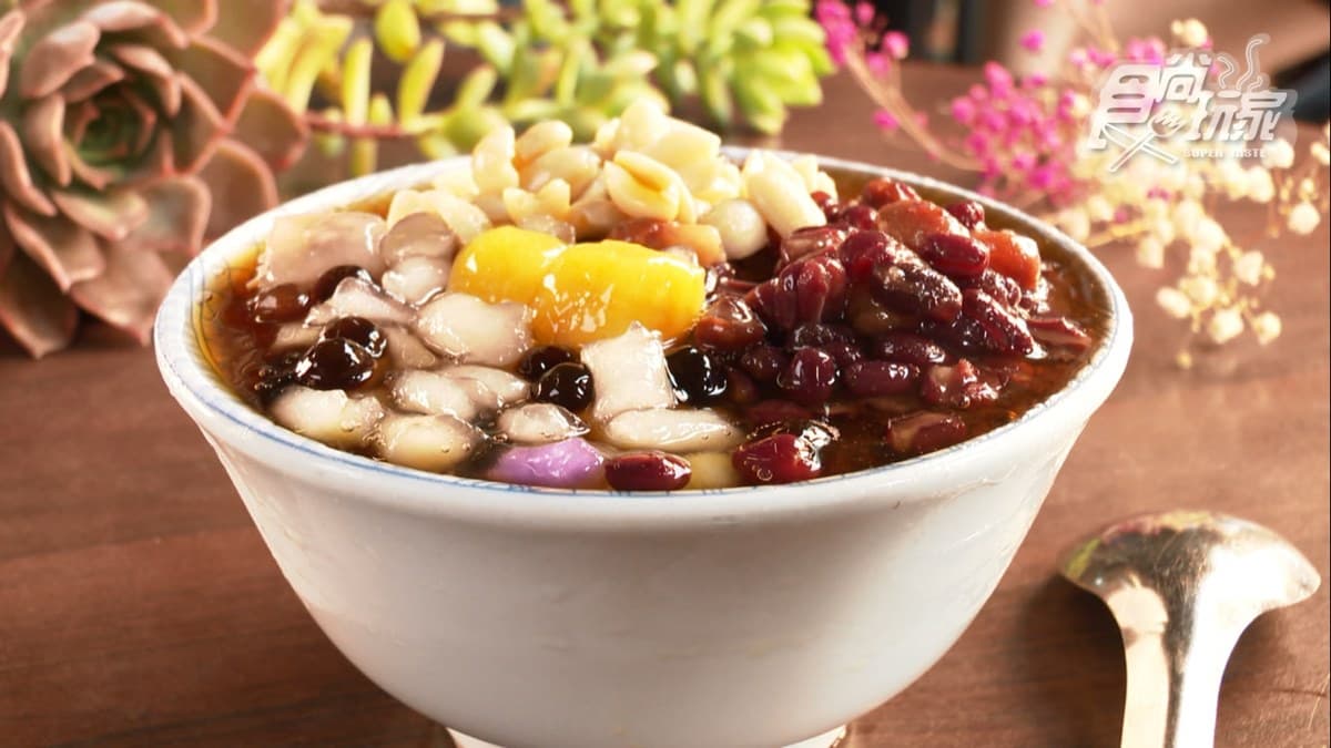 「傳統＋抹茶豆花」有著超純的豆花香氣，抹茶口味的豆花也很特別。