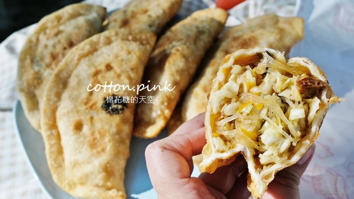 「高麗菜盒」有高麗菜的自然鮮甜和香菇的厚實香氣，皮絲則吃起來有點像是豆輪。（圖片來源：棉花糖的天空）