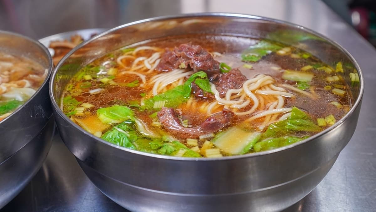 「牛肉麵」是紅燒湯頭，喝起來不油、不死鹹，醬油味比較濃郁一些。（圖片來源：剎有其食）