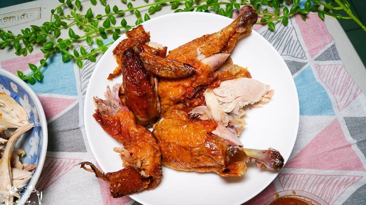 烤雞非常鮮嫩，雞胸肉完全不柴還很多汁，氣炸後也很美味。（圖片來源：野田咩的美食書國）