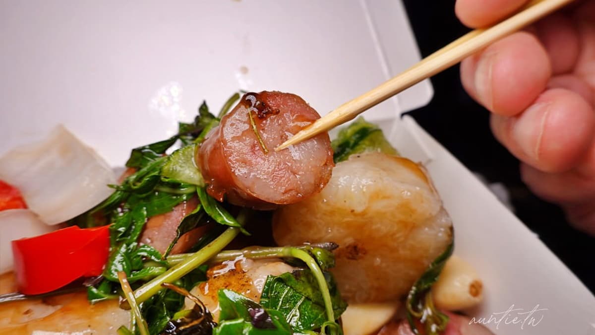 香腸肥肉不多、滿好吃的，搭配蒜頭、洋蔥跟清爽小黃瓜超對味。（圖片來源：水晶安蹄不務正業過生活）