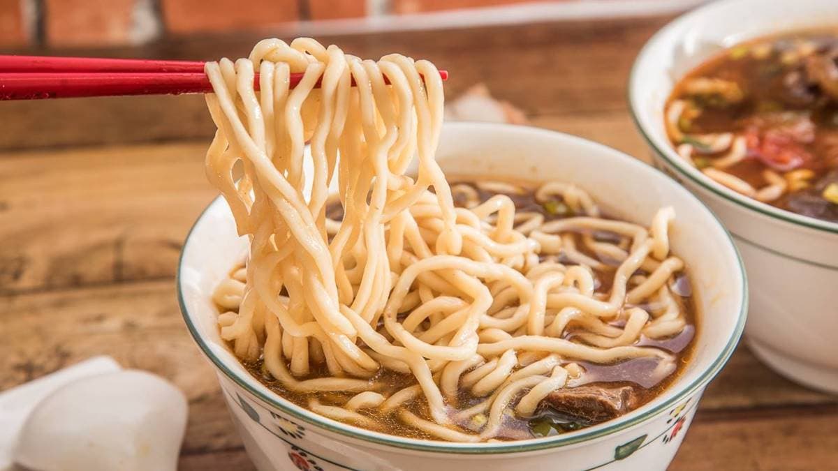 麵條是使用拉麵，口感扎實，另外也有冬粉可以選擇。（圖片來源：大手牽小手玩樂趣）