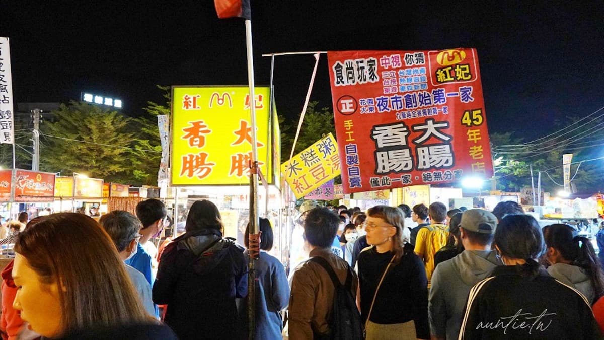 飄香夜市45年!鐵板爆炒「香腸米腸」排隊超夯,蒜片、洋蔥5種配料任你夾 飄香夜市45年!鐵板爆炒「香腸米腸」排隊超夯,蒜片、洋蔥5種配料任你夾