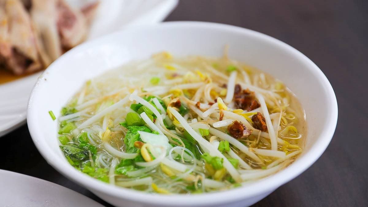 內用主食每人只需20元，就可無限吃白飯、炒米粉、切仔麵、鵝湯米粉。（圖片來源：卡夫卡愛旅行）