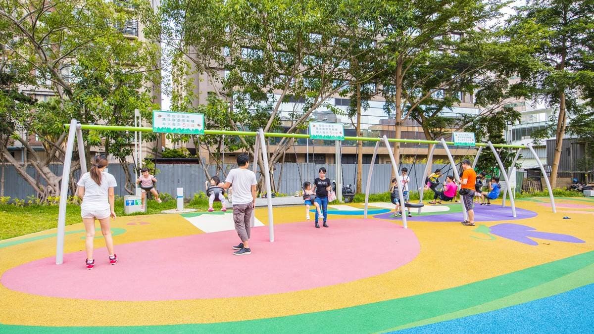 公園光是鞦韆就有13座，一次滿足小朋友們不同需求。（圖片來源：小佳的幻想世界）