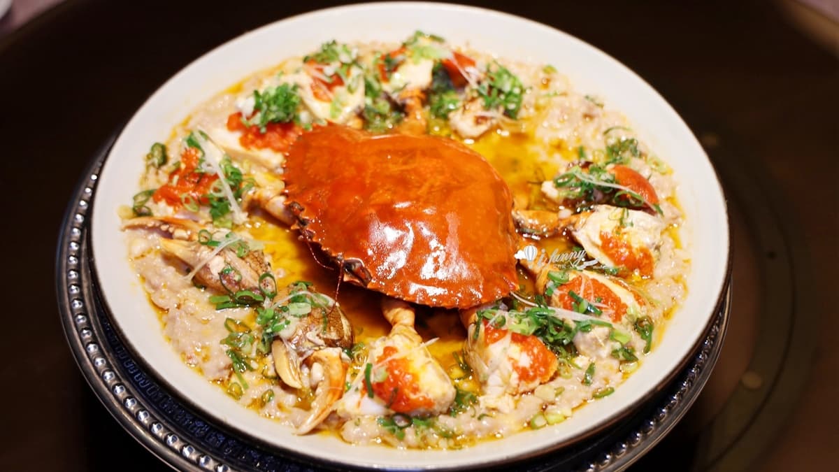 「蟹膏馬蹄蒸肉餅」上面是鮮美的當季紅蟳，底下是馬蹄蒸肉餅。（圖片來源：ifunny 艾方妮的遊樂場）