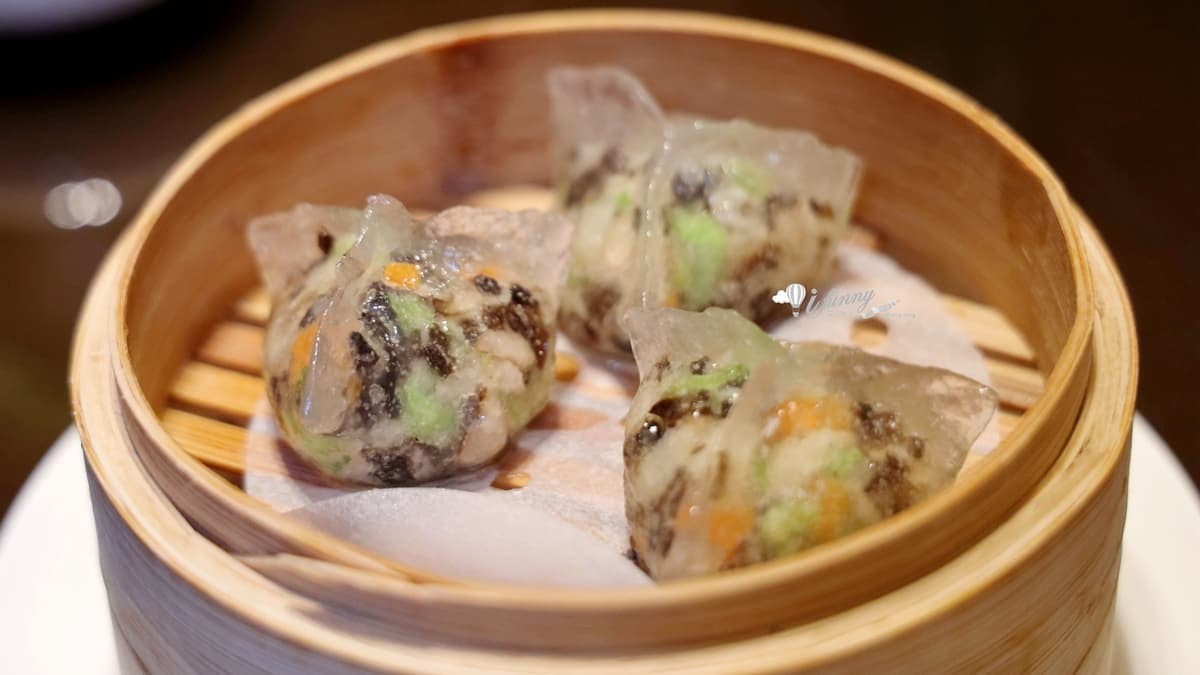 「江南素菜餃」可以見到內餡料多實在，外皮薄透帶有Q彈口感。（圖片來源：ifunny 艾方妮的遊樂場）