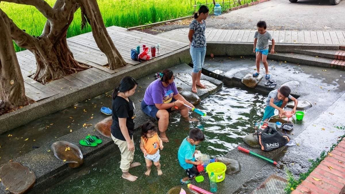 許多家長會帶小朋友來這裡玩水，而且裝備很齊全呢。（圖片來源：愛伯特吃喝玩樂全記錄）
