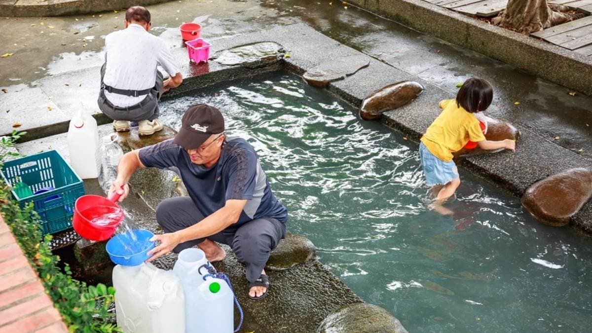 水源是天然湧泉，水溫冬暖夏涼，很多人都會來這裡載水拿回去泡茶。（圖片來源：愛伯特吃喝玩樂全記錄）