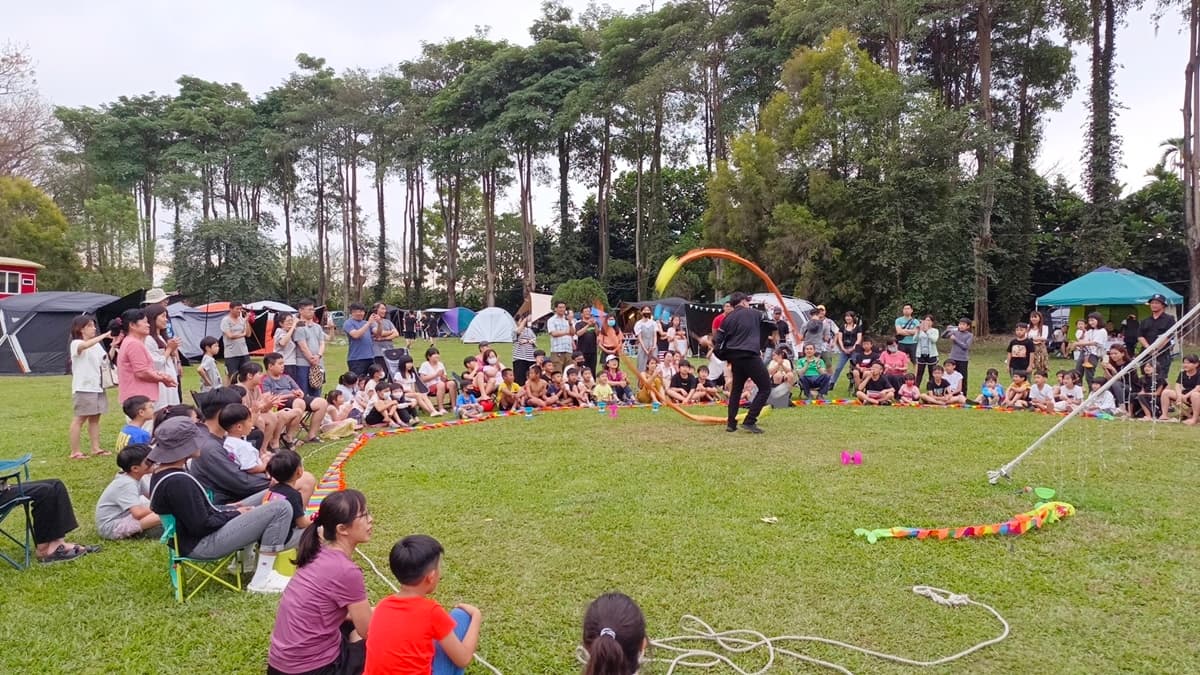 園區裡除了可以露營、野餐、烤肉等，還有街頭藝人表演。 （圖片來源：新八大森林生態露營樂園）