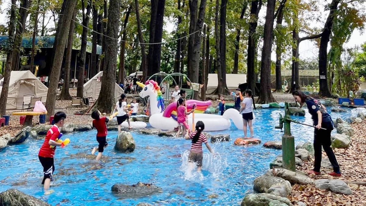 夏天很適合來「氣墊水樂園」和「森林溪流河道」玩水消暑。（圖片來源：新八大森林生態露營樂園）