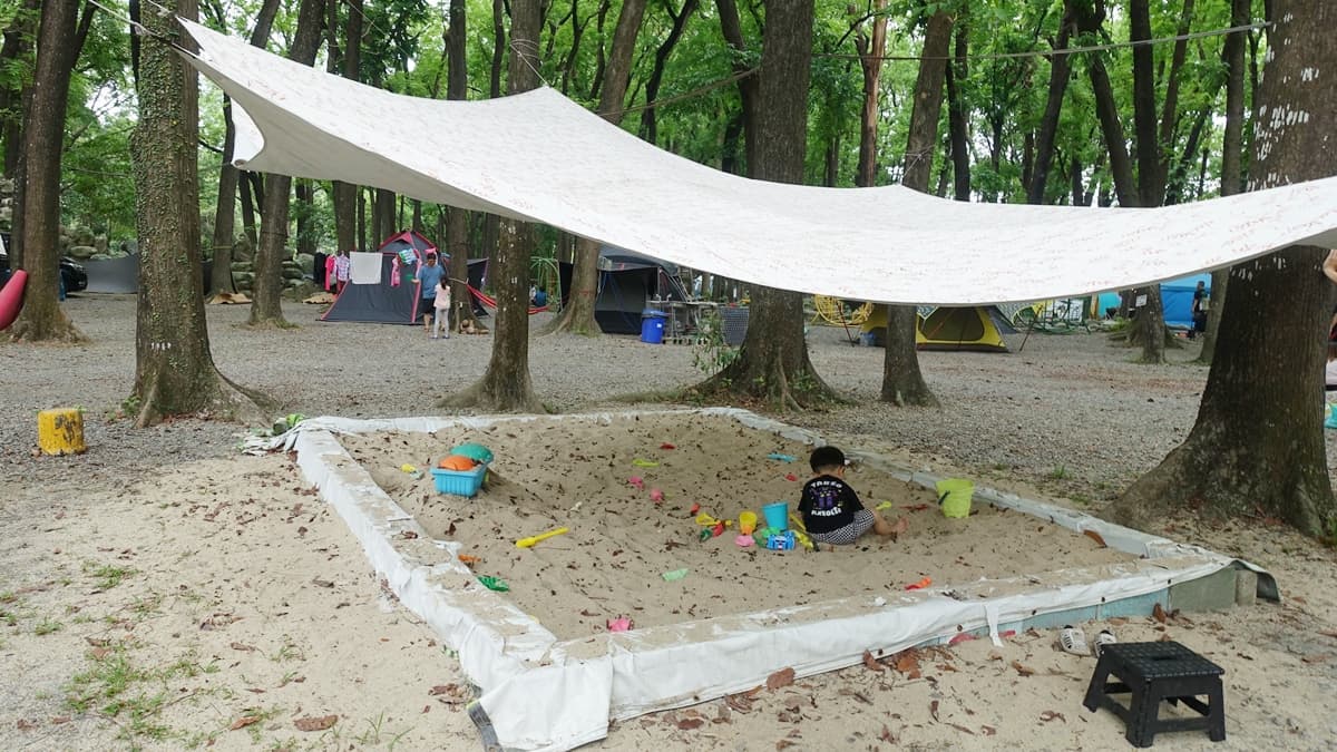 「兒童遊戲沙坑」是小小孩的最愛。（圖片來源：新八大森林生態露營樂園）