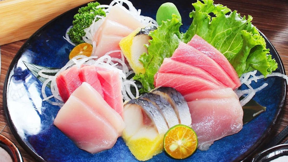 現場同步販售生魚片，每片銅板價10元起。（圖片來源：全台最美-高雄鼓山魚市場）