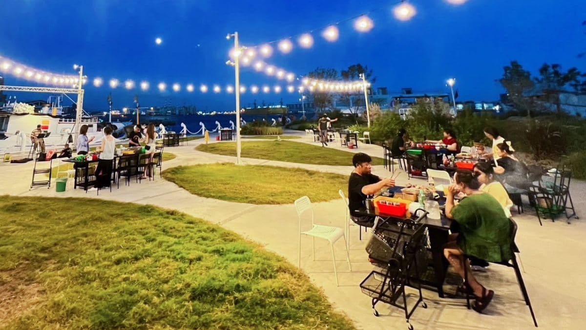 天氣好可以遠眺85大樓、旗津夜景。（圖片來源：全台最美-高雄鼓山魚市場）