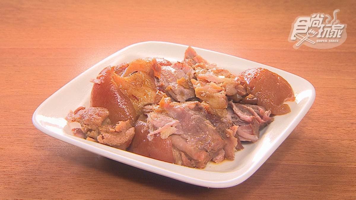 「金牌豬腳」充滿膠質、入口即化，肉質很嫩。