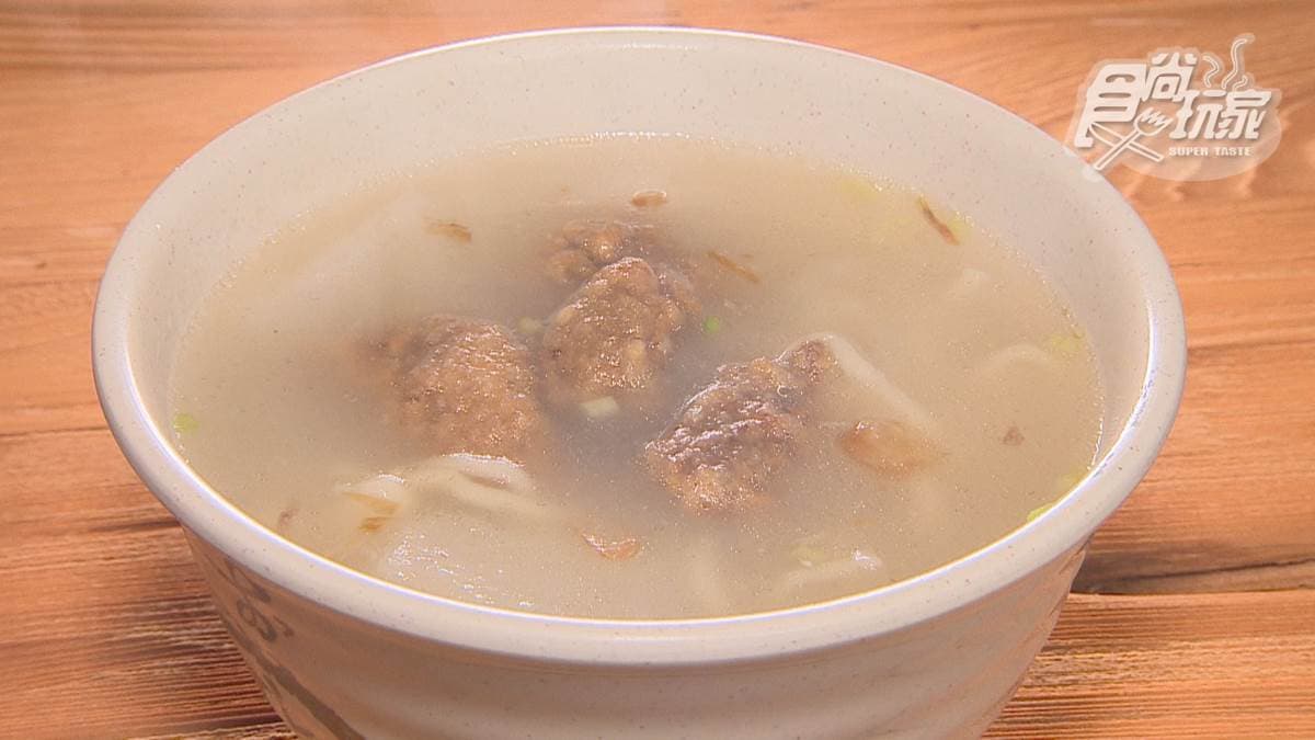 「香酥排骨湯拉麵」排骨吸附滿滿湯汁，帶有Q彈的口感。