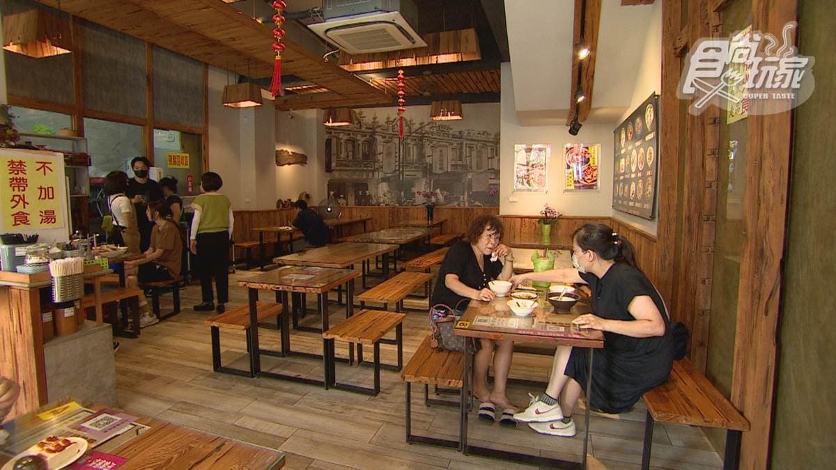 店內裝潢是日系風格，用餐環境很舒適。