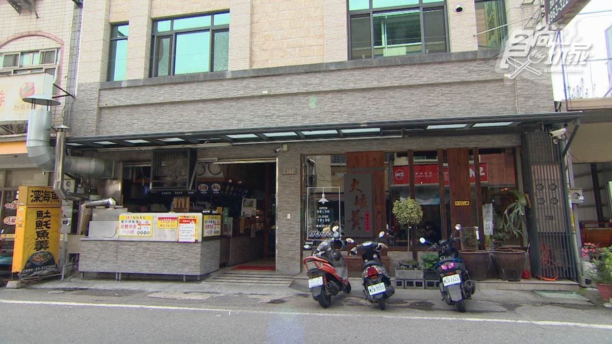店家位於雲林縣斗六市的中正路上，整間店是由檜木打造的。