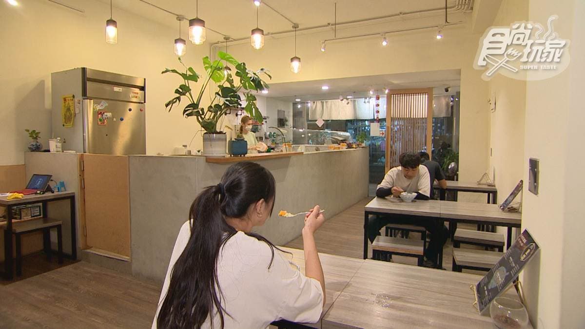 店面位在虎尾鎮仁愛路，，附近有誠品書店、星巴克、雲林布袋戲館，人流眾多。