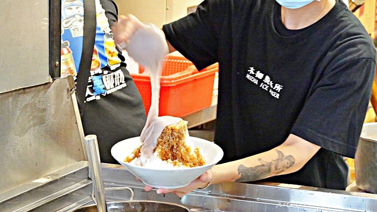 海量的芋泥就像是瀑布一樣淋上去。（圖片來源：水晶安蹄不務正業過生活）