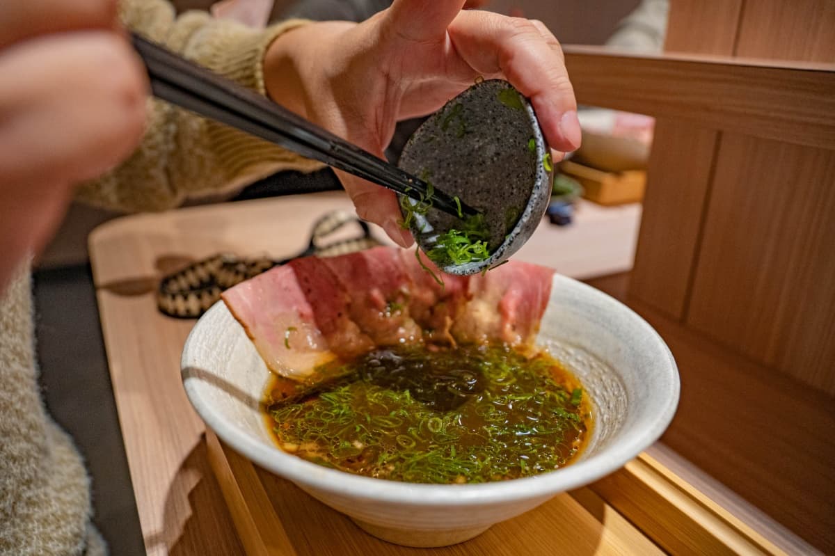 免費加麵爽吃！「新莊最強拉麵」排３小時也甘願，爆量叉燒＋特濃湯底超過癮